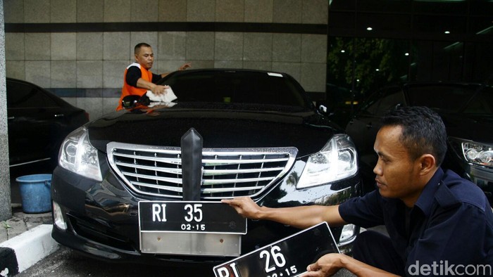 Petugas memasang plat mobil baru di mobil dinas menteri perhubungan yang baru, perubahan jumlah kementrian di kabinet jokowi-jk berimbas pada perubahan seluruh plat nomer kendaraan dinas kementrian dan seluruh pejabat dalam struktur kabinet jokowi-jk.