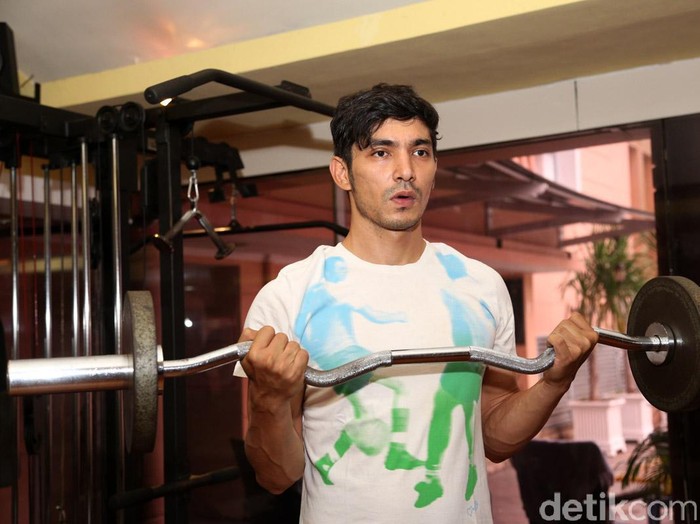 Jadi Cowok Cool di Negeri Van Oranje, Abimana Dilarang Senyum