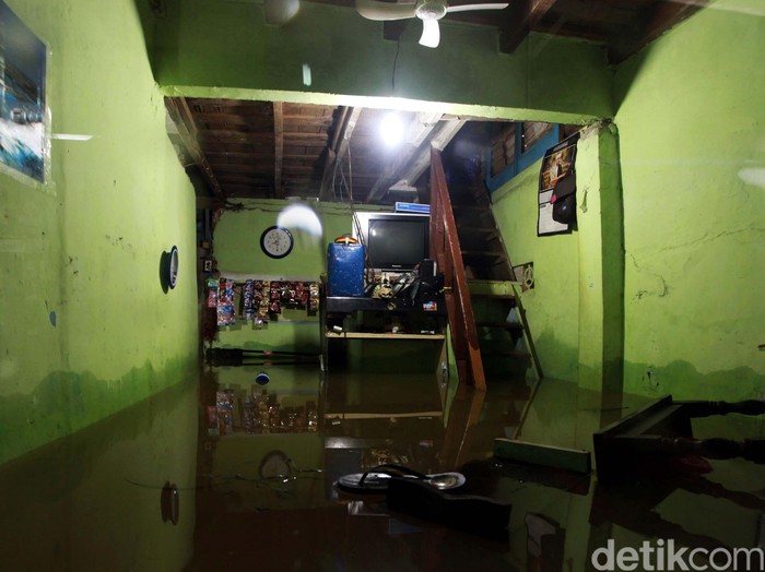 Sejumlah warga beraktivitas disaat banjir dikawasan Kampung Melayu Kecil 1, Poncol, Bukit Duri, Jakarta Selatan, Senin (19/11/2012). Hujan deras yang mengguyur wilayah Bogor pada minggu malam mengakibatkan volume air di kali Ciliwung meningkat dan kembali mengakibatkan banjir di daerah bantaran kali dengan kedalaman hingga 1 meter yang merendam ratusan rumah warga. File/detikFoto.