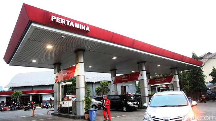 Habisnya jatah BBM subsidi PT Pertamina sebelum akhir tahun membuat kenaikan harga bahan bakar minyak (BBM) bersubsidi di pemerintahan Presiden Joko Widodo sepertinya akan segera terlaksana. Wakil Presiden Jusuf Kalla (JK) dan sejumlah menteri baru saja selesai rapat membahas akan habisnya jatah BBM subsidi sebelum akhir tahun atau sebelum Januari 2015.