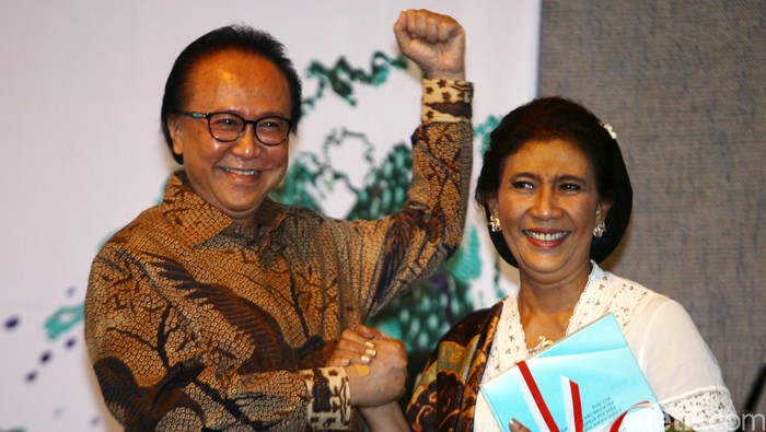 Susi Pudjiastuti melakukan serah terima jabatan dari menteri sebelumya Sharif Cicip Sutardjo di Gedung Kementrian Perikanan dan Kelautan, Jakarta, Rabu (29/10/2014). Susi Pudjiastuti menjadi Menteri Perikanan dan Kelautan perioden 2014-2019.
