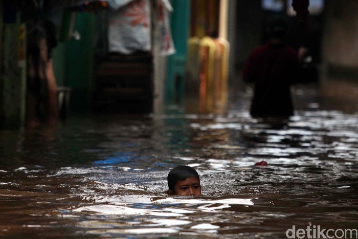 Kampung Pulo Kembali Terendam 

Warga beraktivitas saat banjir di Kampung Pulo, Kampung Melayu, Jakarta Timur (2/5). Banjir yang mencapai setinggi sekitar 2 meter ini terjadi akibat meluapnya Sungai Ciliwung karena diguyur hujan lebat sejak sore kemarin, 1 Mei 2013. Agung Pambudhy/Detikcom.