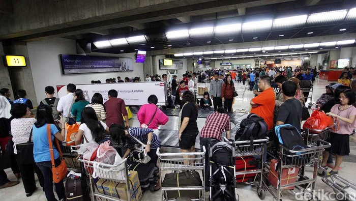 Usai liburan panjang Natal dan akhir tahun, suasana Bandara udara Internasional Soekarno-Hatta, Cengkareng, Tangerang, Banten, Rabu (02/13), mulai dipadati oleh para penumpang yang telah menikmati masa liburan diluar kota. Para penumpang pun harus antri panjang ketika hendak mengambil barang mereka ditempat pengambilan barang, usai turun dari pesawat. File/detikFoto.