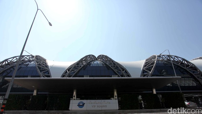 Suasana di Bandara Internasional Suvarnabhumi, Bangkok, Thailand, Senin (25/3). Bandara ini mulai beroperasi pada 28 September 2006 menggantikan Bandara Internasional Don Muang. Bandara ini terletak di Racha Thewa distik Bang Phli, Provinsi Sumut Pra