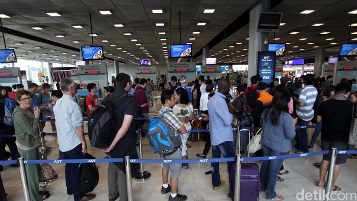 Suasana di Bandara Internasional Suvarnabhumi, Bangkok, Thailand, Senin (25/3). Bandara ini mulai beroperasi pada 28 September 2006 menggantikan Bandara Internasional Don Muang. Bandara ini terletak di Racha Thewa distik Bang Phli, Provinsi Sumut Prakat, sekitar 25 km sebelah timur Bangkok. Nama Suvarnabhumi dipilih oleh Raja Bhumibol Adulyadej yang artinya Tanah Emas. Luas terminal bandara 563.000 meter persegi. Di Asia bandara merupakan bandara tersibuk ke empat. File/detikFoto.