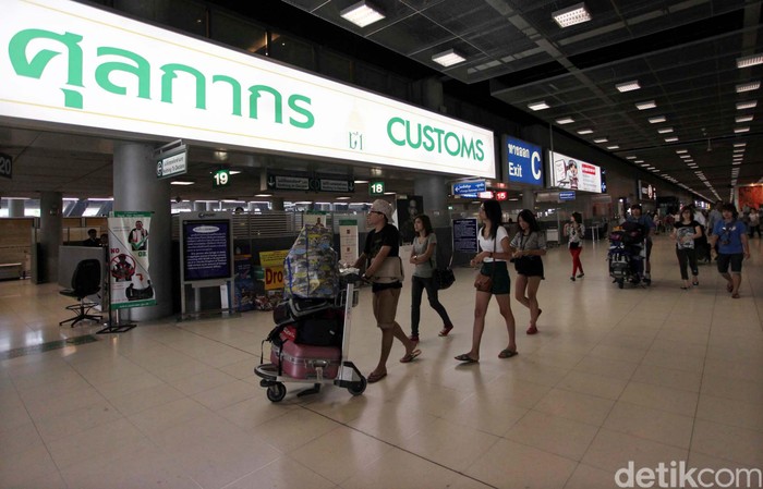Suasana di Bandara Internasional Suvarnabhumi, Bangkok, Thailand, Senin (25/3). Bandara ini mulai beroperasi pada 28 September 2006 menggantikan Bandara Internasional Don Muang. Bandara ini terletak di Racha Thewa distik Bang Phli, Provinsi Sumut Prakat, sekitar 25 km sebelah timur Bangkok. Nama Suvarnabhumi dipilih oleh Raja Bhumibol Adulyadej yang artinya Tanah Emas. Luas terminal bandara 563.000 meter persegi. Di Asia bandara merupakan bandara tersibuk ke empat. File/detikFoto.