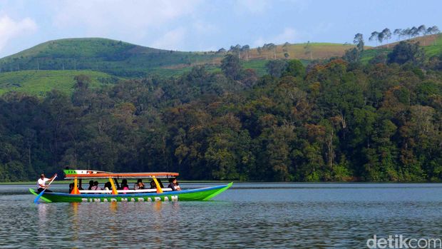 Danau Situ Patenggang, Bandung, Jawa Barat terletak di  ketinggian 1600 meter diatas permukaan laut sehingga udara disana segar suasana bertambah menarik dengan adanya pohon teh yang mengelilingi danau.
