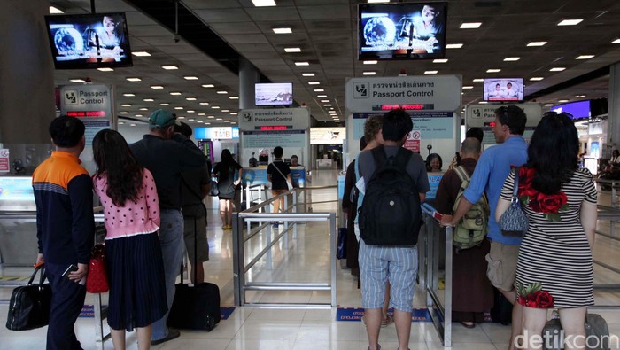 Suasana di Bandara Internasional Suvarnabhumi, Bangkok, Thailand, Senin (25/3). Bandara ini mulai beroperasi pada 28 September 2006 menggantikan Bandara Internasional Don Muang. Bandara ini terletak di Racha Thewa distik Bang Phli, Provinsi Sumut Prakat, sekitar 25 km sebelah timur Bangkok. Nama Suvarnabhumi dipilih oleh Raja Bhumibol Adulyadej yang artinya Tanah Emas. Luas terminal bandara 563.000 meter persegi. Di Asia bandara merupakan bandara tersibuk ke empat. File/detikFoto.