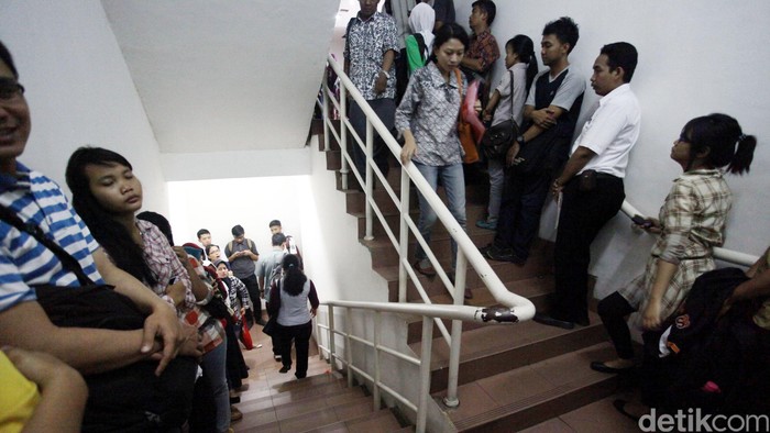 Ratusan orang mengantre membuat SKCK (Surat Keterangan Catatan Kepolisian) di Polres Jakarta Timur, Kamis (05/09/2013). Pembuatan SKCK merupakan salah satu syarat bagi para Calon Pegawai Negeri Sipil (CPNS) untuk mengikuti ujian masuk menjadi PNS. File/detikFoto.