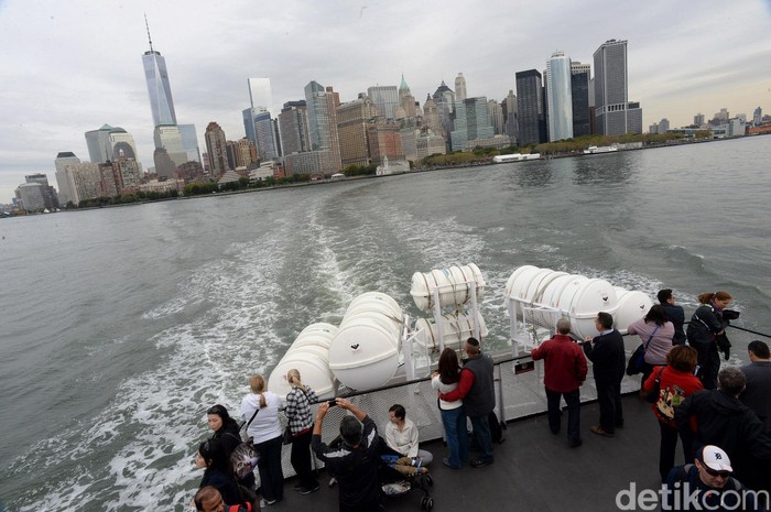 Melihat kota Manhattan, New York dengan naik boat ke Pulau Liberty. Di pulau tempat bertenggernya Patung Liberty tersebut, terlihat hamparan Manhattan dengan elok, termasuk gedung tertinggi Menara WTC yang memasuki tahap akhir pembangunan.
