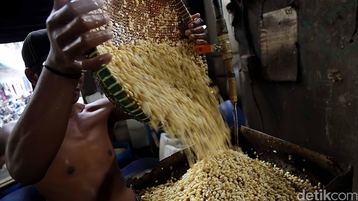 Para perajin tahu dan tempe yang tergabung dalam Gabungan Koperasi Tahu dan Tempe Indonesia (Gakoptindo) mendapatkan jatah impor kedelai sebesar 125.000 ton di 2013. Jumlah ini jauh lebih besar dari perhitungan awal yang hanya diberikan 20.000 ton. (Foto: Rachman Haryanto/detikFoto)