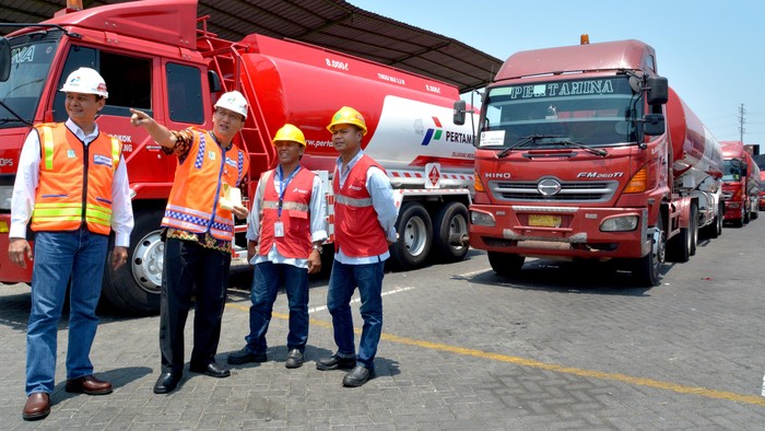 Direktur Operasi Pertamina Patra Niaga, Gema Iriandus Pahalawan (kedua kiri), didampingi Site Supervisor Terminal BBM (TBBM) Surabaya Group Pertamina Patra Niaga, Yudi Idrus (kiri), berbincang dengan dua Awak Mobil Tangki (AMT), usai program corporate social responsibility (CSR) dana bantuan pendidikan kepada anak-anak AMT yang berprestasi, di TBBM Surabaya Group, Surabaya, Kamis (30/10). Pertamina Patra Niaga memberikan bantuan program CSR Dana Bantuan Pendidikan, kepada anak-anak AMT yang mencatat prestasi kerja di lingkungan kerja TBBM berbagai wilayah di Indonesia, yang bertujuan untuk mensejahterakan AMT yang menjadi ujung tombak dalam mendistribusikan BBM sebagai obyek vital nasional. ANTARA FOTO/Eric Ireng/ed/nz/14