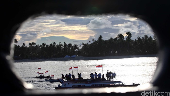 Menyambut hari kebangkitan nasional, warga kepulauan terluar indonesia yaitu kepulauan miangas yang mayoritas berprofesi sebagai nelayan ikut memeriahkan peringatan tersebut. Mereka mengibarkan bendera diperahunya dan berkeliling lautan sekitar kepulauan miangas. File/detikFoto.
