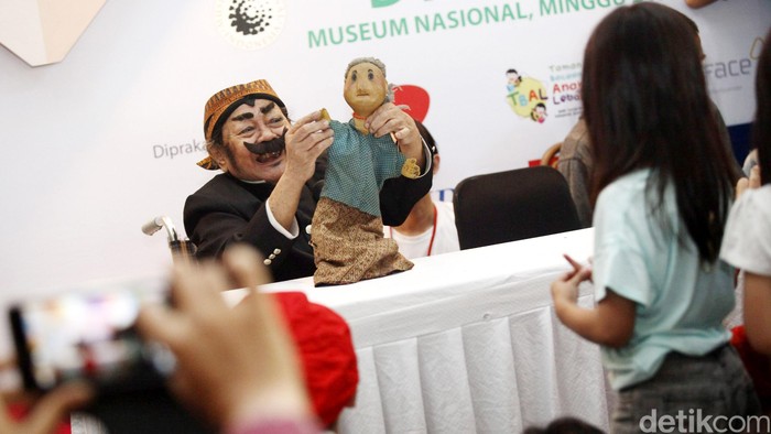 Pak Raden Mendongeng Festival Dongeng Indonesia digelar di Museum Nasional, Jakarta, Minggu (02/11/2014). Pendongeng legendaris Indonesia Drs. Suyadi atau yang lebih erat disapa dengan Pak Raden turut ambil bagian.