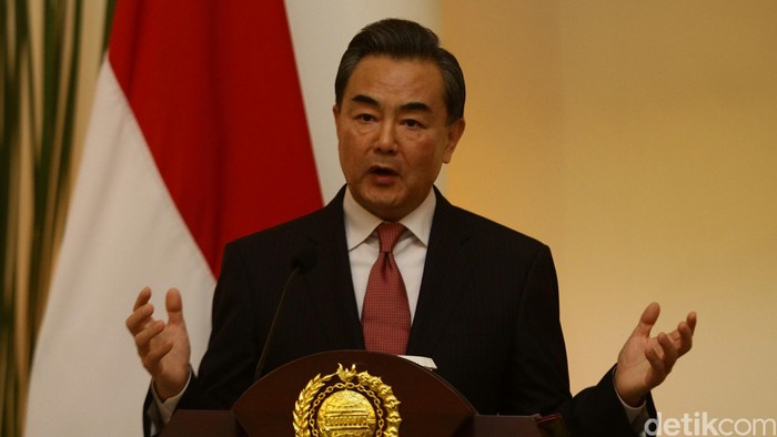 Kunjungan Menlu Tiongkok

Menteri Luar Negeri, Retno LP Marsudi bersama Menlu China, Wang Yi memberikan keterangan pers usai melakukan pertemuan bilateral di Gedung Pancasila, Kementerian Luar Negeri, Jakarta, Senin (3/11/2014). Pertemuan ini membahas tentang 65 tahun hubungan Indonesia Tiongkok, Investasi dan KTT APEC. Agung Pambudhy/Detikcom.