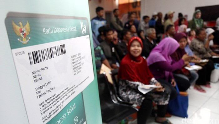 Warga mengantre mendapatkan Kartu Keluarga Sejahtera (KKS), Kartu Indonesia Pintar (KIP) dan Kartu Indonesia Sejahtera (KIS) di Kantor Pos Fatmawati, Jakarta, Senin (03/11/2014).