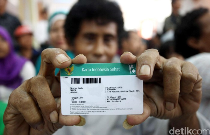 KKS, KIP dan KIS Mulai Didistribusikan Warga mengantre mendapatkan Kartu Keluarga Sejahtera (KKS), Kartu Indonesia Pintar (KIP) dan Kartu Indonesia Sejahtera (KIS) di Kantor Pos Fatmawati, Jakarta, Senin (03/11/2014).