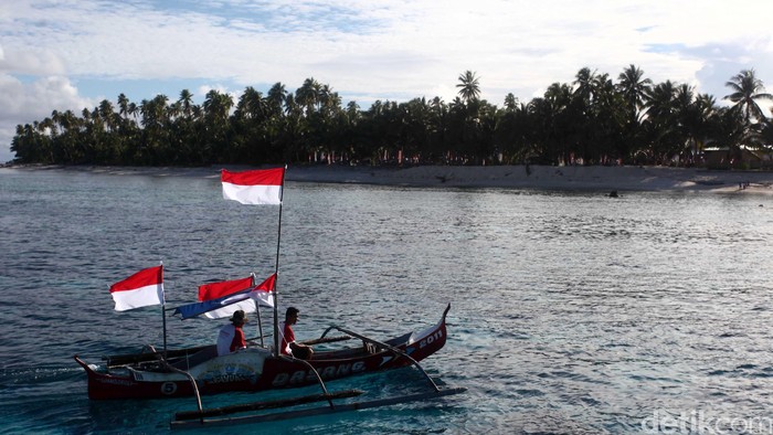 Menyambut hari kebangkitan nasional, warga kepulauan terluar indonesia yaitu kepulauan miangas yang mayoritas berprofesi sebagai nelayan ikut memeriahkan peringatan tersebut. Mereka mengibarkan bendera diperahunya dan berkeliling lautan sekitar kepulauan miangas. File/detikFoto.