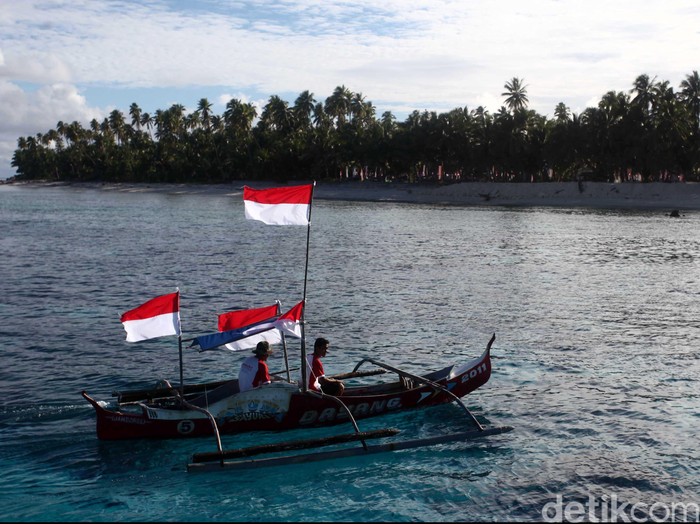 Menyambut hari kebangkitan nasional, warga kepulauan terluar indonesia yaitu kepulauan miangas yang mayoritas berprofesi sebagai nelayan ikut memeriahkan peringatan tersebut. Mereka mengibarkan bendera diperahunya dan berkeliling lautan sekitar kepulauan miangas. File/detikFoto.