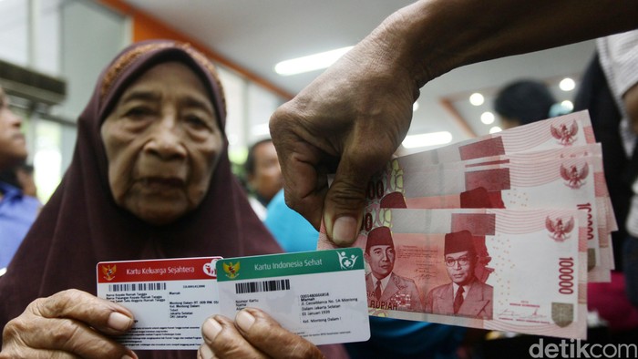 Peluncuran Kartu Indonesia Pintar, Indonesia Sehat dan Keluarga Sejahtera di Kantor Pos Pusat, Jakarta, Senin (3/11/2014). Kartu ini akan dinikmati oleh seluruh rakyat Indonesia sebagai realisasi janji kampanye.