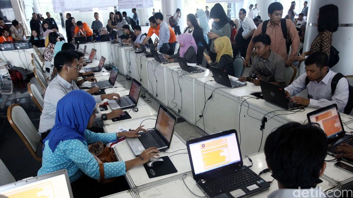 Pencari kerja melakukan pendaftaran secara online di bursa kerja Bankers Career Expo 2014, di Jakarta Selatan, Selasa (04/11/2014). Sejumlah bank nasional membuka lowongan bagi pencari kerja yang berminat menggeluti dunia perbankan. Pameran ini berlangsung hingga 5 November 2014.