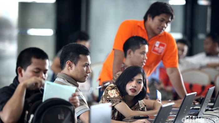Pencari kerja melakukan pendaftaran secara online di bursa kerja Bankers Career Expo 2014, di Jakarta Selatan, Selasa (04/11/2014). Sejumlah bank nasional membuka lowongan bagi pencari kerja yang berminat menggeluti dunia perbankan. Pameran ini berlangsung hingga 5 November 2014.