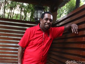 Tangis Edo Kondologit Nyanyikan Aku Papua di Pembukaan PON XX Papua