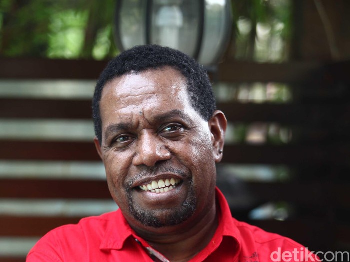 Edo Kondologit lahir di Malanu, Sorong, 5 Agustus 1967 umur 47 tahun merupakan seorang penyanyi jazz Indonesia. Sosoknya dikenal sebagai penyanyi beraliran jazz, dan kerap membawakan lagu-lagu rohani Kristen. Lewat suaranya pula Edo banyak melantunkan perdamaian melalui sejumlah organisasi sosial. Ia menikahi perempuan bernama Niar Septia Cahyana (Keko). Lewat pernikahan itulah dirinya dikarunia putri cantik, Itamar Lemuela Barbalina. File/detikFoto.