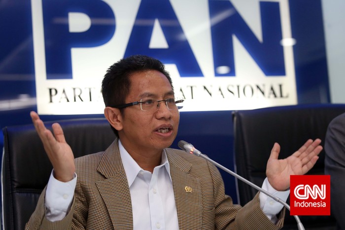 Ketua Fraksi PAN DPR RI Tjatur Sapto Edy  saat memberikan keterangan pada wartawan. Jakarta, Selasa 4 November 2014. CNN Indonesia/Adhi Wicaksono.
