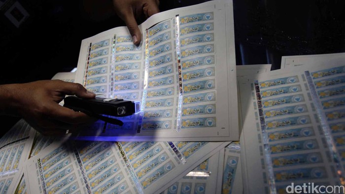 BEA CUKAI SITA 60.000 buah BAND PALSU - Petugas bea cukai ketika potongan rekaman yang menunjukkan impor palsu sebanyak 60.000 di Kantor Bea Cukai , Kemayoran , Jakarta
Represi 60.000 buah pita cukai palsu yang digunakan untuk pajak impor minuman beralkohol yang pulih dari dugaan ADR dengan potensi kerugian Rp 5 miliar negara . Jhoni Hutapea / AFP.file/detikcom.
