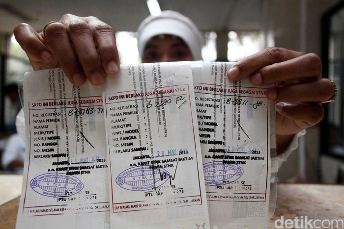 Masyarakat mengurus STNK di kantor samsat jakarta timur (29/5/2013). Kabar mengagetkan datang dari Kepolisian Lalu Lintas, stok kertas surat tanda nomor kendaraan (STNK) habis. Untuk menyiasatinya terhitung sejak bulan April Samsat mengeluarkan SKPD (Surat Ketetapan Pajak Daerah) dengan tanda tangan pejabat samsat setempat yang dilengkapi dengan stempel, namun hingga sekarang stok kertas STNK masih juga belum tersedia. File/detikFoto.