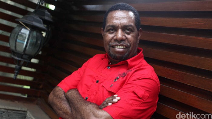 Edo Kondologit lahir di Malanu, Sorong, 5 Agustus 1967 umur 47 tahun merupakan seorang penyanyi jazz Indonesia. Sosoknya dikenal sebagai penyanyi beraliran jazz, dan kerap membawakan lagu-lagu rohani Kristen. Lewat suaranya pula Edo banyak melantunkan perdamaian melalui sejumlah organisasi sosial. Ia menikahi perempuan bernama Niar Septia Cahyana (Keko). Lewat pernikahan itulah dirinya dikarunia putri cantik, Itamar Lemuela Barbalina. File/detikFoto.