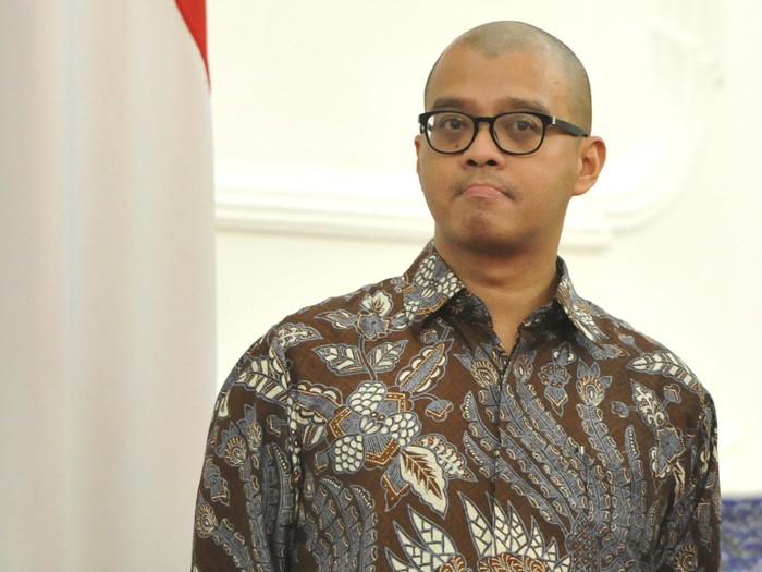 Sekretaris Kabinet Andi Widjajanto bersiap mendampingi Presiden Joko Widodo menerima kunjungan Menlu Republik Rakyat Tiongkok Wang Yi di Istana Merdeka, Jakarta, Senin (3/11). Presiden Joko Widodo melantik mantan Deputi Tim Transisi Andi Widjajanto sebagai Sekretaris Kabinet pada upacara pelantikan secara tertutup yang digelar hari Senin, 3 November 2014. ANTARA FOTO/Andika Wahyu/mes/14.