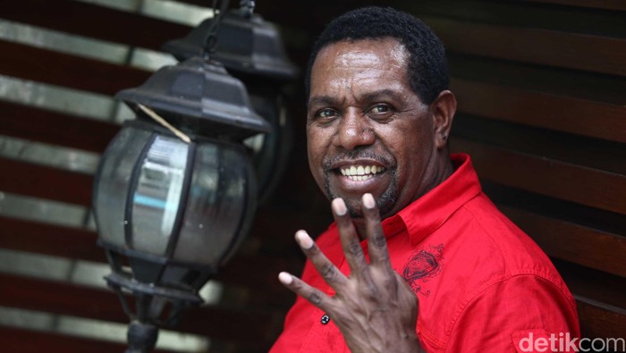 Edo Kondologit lahir di Malanu, Sorong, 5 Agustus 1967 umur 47 tahun merupakan seorang penyanyi jazz Indonesia. Sosoknya dikenal sebagai penyanyi beraliran jazz, dan kerap membawakan lagu-lagu rohani Kristen. Lewat suaranya pula Edo banyak melantunkan perdamaian melalui sejumlah organisasi sosial. Ia menikahi perempuan bernama Niar Septia Cahyana (Keko). Lewat pernikahan itulah dirinya dikarunia putri cantik, Itamar Lemuela Barbalina. File/detikFoto.