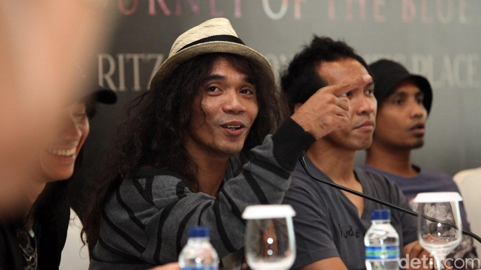 Grup band legendaris Rock n Roll Indonesia Slank siap menggelar konsernya untuk penggemar wangi di hotel berbintang. Slank akan tampil di Ballroom Ritz Carlton Pacific Place, Jakarta, Jumat (11/5) mendatang Sebelumnya konser I Slank U - The Journey of The Blue Island digelar di MEIS Ancol.file/detikcom.