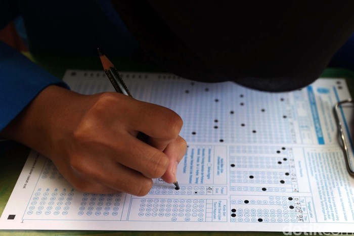 Dinas Pendidikan Gelar Try Out UN Untuk 43 Pelajar 

Dalam mempersiapkan peserta didik menghadapi Ujian Nasional (UN) yang akan berlangsung 15-18 April 2013 mendatang, Dinas Pendidikan (Disdik) DKI Jakarta bersama Bank DKI menyelenggarakan try out UN bagi 43 ribu pelajar sekolah menengah atas (SMA) dan sekolah menengah kejuruan (SMK) di wilayah Jakarta. Try out Ujian Nasional ini dilaksanakan secara serentak mulai Rabu (3/4) hingga Jumat (5/4) pukul 08.00 di masing-masing SMA dan SMK. Agung Pambudhy/Detikcom. 

Kepala Dinas Pendidikan DKI Jakarta, Taufik Yudi Mulyanto bersama Direktur Utama Bank DKI, Eko Budiwiyono meninjau try out di SMK 19 Jakarta, Rabu (3/4). 
Kebanyakan dari mereka adalah penerima Kartu Jakarta Pintar. 
Pemprov DKI Jakarta juga telah bekerjasama dalam menjalankan program Kartu Jakarta Pintar (KJP), dimana Bank DKI menjadi penyedia jasa.
Seperti diketahui, UN tingkat SMA dan SMK akan digelar pada 15-18 April mendatang. Sebanyak 127 ribu siswa yang berasal dari 1.097 sekolah yang tersebar di lima wilayah kota dan satu kabupaten administratif di wilayah DKI Jakarta siap menjalankan UN.
