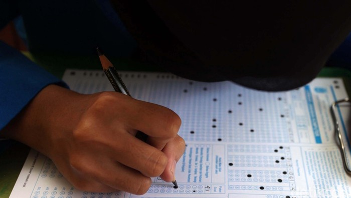 Dinas Pendidikan Gelar Try Out UN Untuk 43 Pelajar 

Dalam mempersiapkan peserta didik menghadapi Ujian Nasional (UN) yang akan berlangsung 15-18 April 2013 mendatang, Dinas Pendidikan (Disdik) DKI Jakarta bersama Bank DKI menyelenggarakan try out UN bagi 43 ribu pelajar sekolah menengah atas (SMA) dan sekolah menengah kejuruan (SMK) di wilayah Jakarta. Try out Ujian Nasional ini dilaksanakan secara serentak mulai Rabu (3/4) hingga Jumat (5/4) pukul 08.00 di masing-masing SMA dan SMK. Agung Pambudhy/Detikcom. 

Kepala Dinas Pendidikan DKI Jakarta, Taufik Yudi Mulyanto bersama Direktur Utama Bank DKI, Eko Budiwiyono meninjau try out di SMK 19 Jakarta, Rabu (3/4). 
Kebanyakan dari mereka adalah penerima Kartu Jakarta Pintar. 
Pemprov DKI Jakarta juga telah bekerjasama dalam menjalankan program Kartu Jakarta Pintar (KJP), dimana Bank DKI menjadi penyedia jasa.
Seperti diketahui, UN tingkat SMA dan SMK akan digelar pada 15-18 April mendatang. Sebanyak 127 ribu siswa yang berasal dari 1.097 sekolah yang tersebar di lima wilayah kota dan satu kabupaten administratif di wilayah DKI Jakarta siap menjalankan UN.