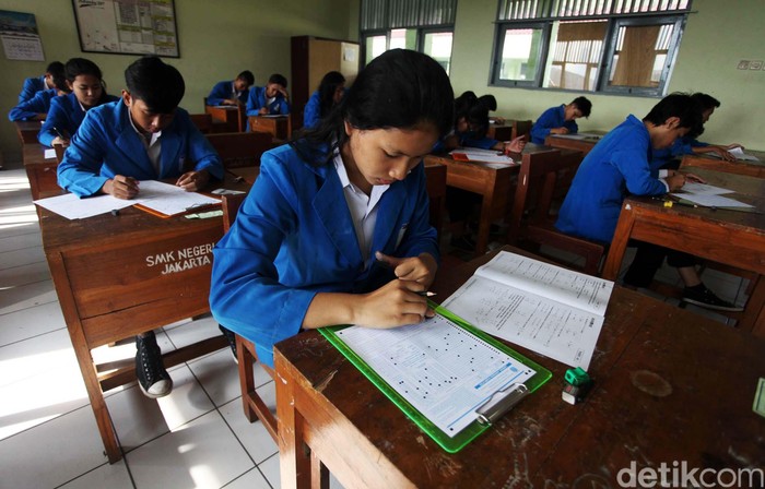 Dinas Pendidikan Gelar Try Out UN Untuk 43 Pelajar 

Dalam mempersiapkan peserta didik menghadapi Ujian Nasional (UN) yang akan berlangsung 15-18 April 2013 mendatang, Dinas Pendidikan (Disdik) DKI Jakarta bersama Bank DKI menyelenggarakan try out UN bagi 43 ribu pelajar sekolah menengah atas (SMA) dan sekolah menengah kejuruan (SMK) di wilayah Jakarta. Try out Ujian Nasional ini dilaksanakan secara serentak mulai Rabu (3/4) hingga Jumat (5/4) pukul 08.00 di masing-masing SMA dan SMK. Agung Pambudhy/Detikcom. 

Kepala Dinas Pendidikan DKI Jakarta, Taufik Yudi Mulyanto bersama Direktur Utama Bank DKI, Eko Budiwiyono meninjau try out di SMK 19 Jakarta, Rabu (3/4). 
Kebanyakan dari mereka adalah penerima Kartu Jakarta Pintar. 
Pemprov DKI Jakarta juga telah bekerjasama dalam menjalankan program Kartu Jakarta Pintar (KJP), dimana Bank DKI menjadi penyedia jasa.
Seperti diketahui, UN tingkat SMA dan SMK akan digelar pada 15-18 April mendatang. Sebanyak 127 ribu siswa yang berasal dari 1.097 sekolah yang tersebar di lima wilayah kota dan satu kabupaten administratif di wilayah DKI Jakarta siap menjalankan UN.