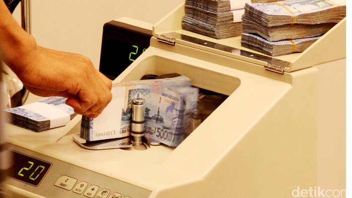 Nasabah mengantri layanandi sebuah bank BUMN di kawasan Kebon Sirih, Jakarta, Jumat (18/5/2012). Beberapa bank memberikan pelayanan terbatas untuk melayani kepentingan nasabah yang mendesak dan tidak bisa ditunda di
saat cuti bersama pada hari ini.file/detikfoto.