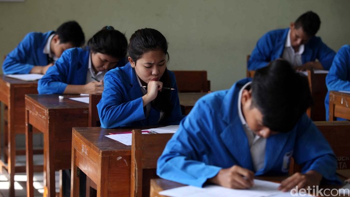 Dinas Pendidikan Gelar Try Out UN Untuk 43 Pelajar 

Dalam mempersiapkan peserta didik menghadapi Ujian Nasional (UN) yang akan berlangsung 15-18 April 2013 mendatang, Dinas Pendidikan (Disdik) DKI Jakarta bersama Bank DKI menyelenggarakan try out UN bagi 43 ribu pelajar sekolah menengah atas (SMA) dan sekolah menengah kejuruan (SMK) di wilayah Jakarta. Try out Ujian Nasional ini dilaksanakan secara serentak mulai Rabu (3/4) hingga Jumat (5/4) pukul 08.00 di masing-masing SMA dan SMK. Agung Pambudhy/Detikcom. 

Kepala Dinas Pendidikan DKI Jakarta, Taufik Yudi Mulyanto bersama Direktur Utama Bank DKI, Eko Budiwiyono meninjau try out di SMK 19 Jakarta, Rabu (3/4). 
Kebanyakan dari mereka adalah penerima Kartu Jakarta Pintar. 
Pemprov DKI Jakarta juga telah bekerjasama dalam menjalankan program Kartu Jakarta Pintar (KJP), dimana Bank DKI menjadi penyedia jasa.
Seperti diketahui, UN tingkat SMA dan SMK akan digelar pada 15-18 April mendatang. Sebanyak 127 ribu siswa yang berasal dari 1.097 sekolah yang tersebar di lima wilayah kota dan satu kabupaten administratif di wilayah DKI Jakarta siap menjalankan UN.