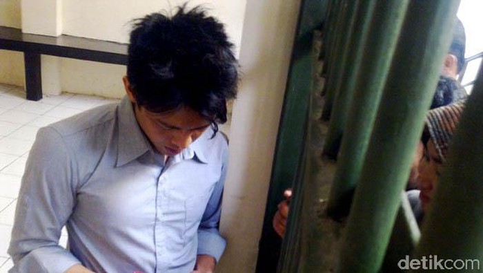 Ariel divonis hukuman 3,5 tahun penjara dan denda Rp 250 juta atas kasus video pornonya. Ariel saat menjalani serangkaian pemeriksaan terkait masalah video pornonya di Mabes Polri pada Jumat, (18/6/2010). Hampir seharian mantan vokalis Peterpan itu diperiksa. File/detikcom.