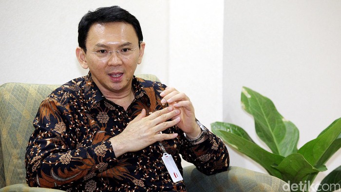 Plt Gubernur DKI Jakarta Basuki Tjahaja Purnama saat di temui di kantornya Balai Kota, Jakarta Kamis (06/11/2014). Ahok