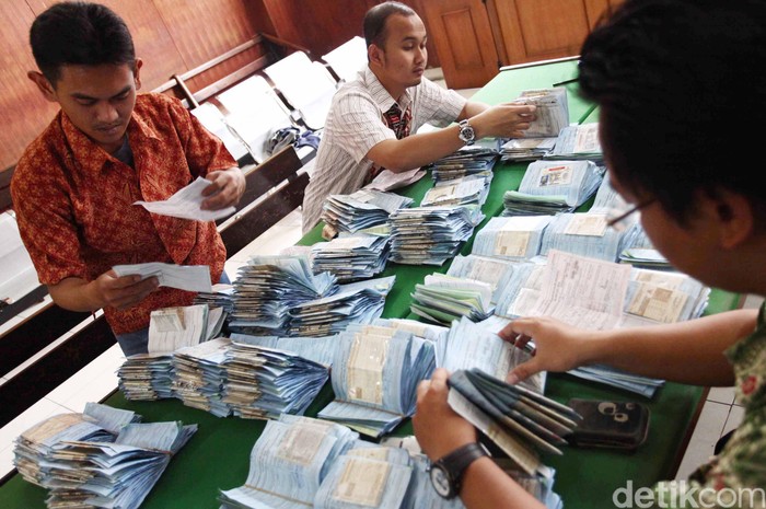 Para Pengedara yang terjaring operasi menjalani sidang terkahir hari ini di Pengadilan Jakarta Pusat, Jakarta (10/8). Setiap harinya sekitar 3000 pengendara menjalain sidang di Pengadilan Jakarta Pusat. File/DetikFoto.