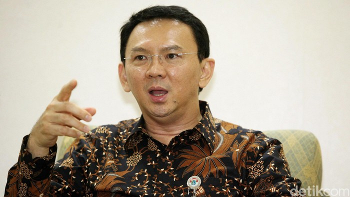 Plt Gubernur DKI Jakarta Basuki Tjahaja Purnama saat di temui di kantornya Balai Kota, Jakarta Kamis (06/11/2014). Ahok