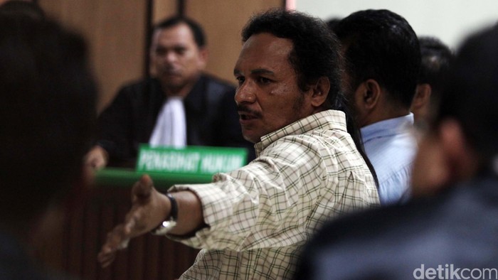 Terdakwa kasus pembunuhan bos PT Sanex Steel Tan Hari Tantono alias Ayung, John Kei mengikuti sidang dengan agenda pembacaan tuntutan di Pengadilan Negeri Jakarta Pusat, Selasa (4/12). John Kei dituntut 14 tahun penjara oleh Jaksa Penuntut Umum (JPU), sementara kedua anak buahnya Joseph Hanungan dan Muklis yang diduga turut serta dalam melakukan aksi pembunuhan dituntut 2 tahun penjara. File/detikFoto.