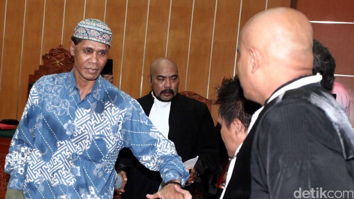 Hercules Rozario Marshall Hercules Rozario Marshall hari ini (30/5/2013) menghadapi sidang perdana di PN Jakarta Barat terkait premanisme yang dia lakukan bersama kelompoknya di Srengseng, Jakarta Barat. File/detikFoto.