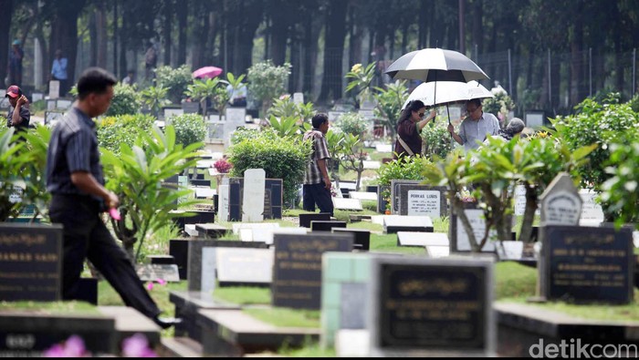 Bulan suci ramadhan tengah di depan mata. Para peziarah pun terlihat masih banyak mengunjungi makam family mereka di TPU Tanah Kusir, Jakarta Selatan. Meskipun penetapan jatuhnya awal ramadhan belum juga ditetapkan oleh pemerintah. File/DetikFoto.