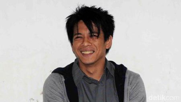 Ariel divonis hukuman 3,5 tahun penjara dan denda Rp 250 juta atas kasus video pornonya. Ariel saat menjalani serangkaian pemeriksaan terkait masalah video pornonya di Mabes Polri pada Jumat, (18/6/2010). Hampir seharian mantan vokalis Peterpan itu diperiksa. File/detikcom.