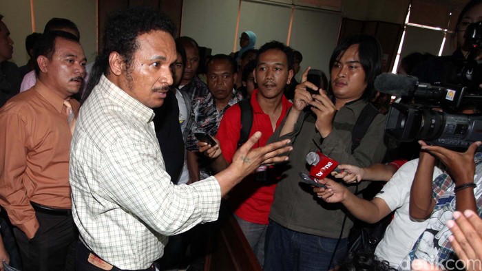 Terdakwa kasus pembunuhan bos PT Sanex Steel Tan Hari Tantono alias Ayung, John Kei mengikuti sidang dengan agenda pembacaan tuntutan di Pengadilan Negeri Jakarta Pusat, Selasa (4/12). John Kei dituntut 14 tahun penjara oleh Jaksa Penuntut Umum (JPU), sementara kedua anak buahnya Joseph Hanungan dan Muklis yang diduga turut serta dalam melakukan aksi pembunuhan dituntut 2 tahun penjara. File/detikFoto.