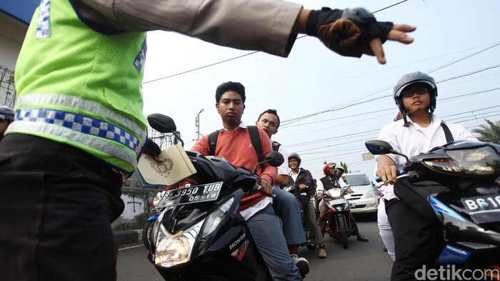 Kepolisian Sektor Matraman, Jakarta Timur, melakukan razia terhadap para pelajar , Semua pelajar yang terjaring razia ini tidak memiliki Surat Izin Mengemudi (SIM).file/detikfoto.